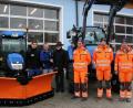 Bild: wro
Der Traktor und sein kleinerer "Bruder" wurden am Montagmittag von Bürgermeister Herbert Bauer und drei Mitarbeitern des Bauhofes in Leugas übernommen. Im Bild ( von links): Andreas Oppl, Helmut Oppl, Bürgermeister Herbert Bauer, Bauhofleiter Richard Bitterer und die Bauhofleute Tobias Kabat und Andreas Zölch.