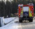 Bild: gf
Auf schneeglatter Straße kommt der Schulbus von der Straße ab, kippt um und bleibt im angrenzenden Acker liegen.