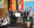 Bild: wec
Bei einem Benefizkonzert der Gruppe „Vox Aeterna“ zugunsten der „Selbsthilfegruppe krebskranker Kinder“ verzichteten die Musiker auf ihre Gage und auf große Teile des Verkaufserlöses ihrer CDs. Mit Spenden der Raiffeisenbank Unteres Vilstal, der Metzgerei Maria, der Brauerei Naabecker und der Bäckerei Grosser überreichten sie nun eine Spende von 6000 Euro an die Vorsitzenden des Vereins, Petra Waldhauser und Marco Kind, die dafür dankten. Im Bild (von rechts) Marco Kind, Bürgermeister Josef Gilch, Petra Waldhauser und Dritter Bürgermeister Erich Meidinger (Dritter von links).