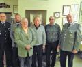 Bild: hl
Kreisvorsitzender Thomas Semba (links) und Vorsitzender Karl Reger (rechts) ehren Andreas Reger, Gottfried Hofmann, Robert Müller, Engelbert Zehrer (Zweiter bis Fünfter von links) für ihre Treue zur Soldatenkameradschaft.