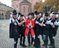 Bild: rn
Am Fastnachtsbrunnen in Mainz nehmen die „Gardinen“ Paul Eißner (Dritter von links) in ihre Runde auf. In der Session 2018/2019 trägt der aus Eschenbach stammende Student die Standarte der 1. Mainzer Frauengarde.