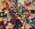Bild: exb
Die beiden Jugendzentren Hängematte in der Herzogstadt und Klärwerk in Amberg wollen zur Eindämmung der Kinderlähmung beitragen. Mit dem Gegenwert von im Wettbewerb gesammelten Plastikdeckeln sollen Polio-Schutzimpfungen finanziert werden.