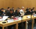Bild: ca
Schleuserprozesse im Wochentakt. Seit Montag müssen sich vier Rumänen (im Bild mit Verteidigern und Dolmetschern) vor der Strafkammer des Landgerichts wegen gewerbs- und bandenmäßigen Einschleusens verantworten.