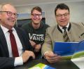 Bild: Hirsch
Die Bürgermeister Harald Bemmerl (links) und Thomas Falter (rechts) stellten gemeinsam mit Redakteur Michael Weiß den Veranstaltungskalender 2019 vor.