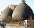 Bild: Stephan Huber
Die Kläranlage des Zweckverbands in Theuern: Hier soll Ursensollener Abwasser landen, das dabei durch die Kümmersbrucker Kanalisation geleitet wird.



Bürgermeister Richard Gaßner

(Kümmersbruck) als Vorsitzender des

Zweckverbands zur Abwasserbeseitigung

der Stadt Amberg und der Gemeinde

Kümmersbruck (ZAB). Die

Verbandsräte sahen das offenbar genauso:

Sie verabschiedeten den

Zweckverbandshaushalt am Montagnachmittag

einstimmig und ohne

Diskussion so, wie ihn Stadtkämmerer

Franz Mertel (Amberg) vorgelegt

hatte.



Die Kläranlage in Theuern auf einem modernen technischen Stand zu halten,

bleibt erklärtes Ziel des Abwasser-Zweckverbands, der am Montag seinen

Haushalt für 2010 verabschiedet hat.