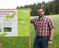 Bild:  Philipp Ledenyi
Agrar-Scout Leonhard Rösel vor einer Informationstafel an einem seiner Energiepflanzen-Felder. Jetzt fährt er auf die Grüne Woche in Berlin, um dort auf dem Erlebnis-Bauernhof mit vielen Messebesuchern in Kontakt zu kommen.