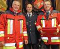 Bild: nm
Bürgermeister Thomas Meiler (links) überreichte die neuen Schutzjacken an den Kommandanten Manfred Sladky (rechts). Der Feuerwehrverein mit Ulrich Krapf (Mitte) steuerte einen stattlichen Zuschuss bei.