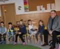Bild: ads
Das selbstgedichtete Loblied auf ihre Heimatstadt, das die Kleinen der Kindertagesstätte St. Vitus Bürgermeister Sepp Reindl bei seinem Besuch vorsingen, kommt beim Stadtoberhaupt bestens an.