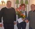 Bild: jr
Zum 25-jährigen Dienstjubiläum von Verwaltungsmitarbeiterin Sibylle Schiedeck gratulieren Bürgermeister Max Bindl (rechts) und Geschäftsleiter Markus Troesch.