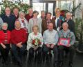Bild: Dobmeier
Die SPD AG 60plus absolvierte viel gesellige und kulturelle Termine im vergangenen Jahr. Vorsitzende Ursula Kinner erhielt einen Blumenstrauß als Dank. Sie und ihre Vorstandschaft mit Beisitzern gelten weiter als Garant für die Vielfältigen Aktivitäten, wie SPD-Stadtverbandsvorsitzende Sabine Zeidler (stehend, Zweite von rechts) lobte. Bild: Dobmeier