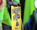 Bild: Stefan Puchner/dpa
Umweltschützer demonstrieren vor der Donauhalle für Transparenz bei der Endlagersuche. Dort informierte das Bundesamt für kerntechnische Entsorgungssicherheit (BfE) Vertreter von Kommunen über das weitere Vorgehen bei der Suche nach einem Endlager für Atommüll.