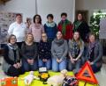 Bild: exb
Die Erzieherinnen vom Kindergarten St. Elisabeth absolvieren mit Ausbildern Doris Gudrun vom BRK Kreisverband Tirschenreuth (stehend, links) einen Erste Hilfe Kurs. Nun sind sie für Notfälle gerüstet.