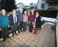 Bild: bjp
Im Namen der Stadt gratulierten Seniorenbeauftragter Albert Butscher und Bürgermeister Werner Walberer (von links) Ernst Flierl (Dritter von links mit Gattin Hedwig) zum 80. Geburtstag. Von rechts: Töchter Carola Reul und Gudrun Klösel, Schwiegersohn Harald Klösel. Bild: bjp