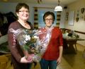 Bild: rn
Mit Blumen und einer Spende von 100 Euro, dem Erlös aus dem Kuchenverkauf, für das Projekt gegen weibliche Genitalverstümmelung in Kenia bedankt sich Maria Förster (rechts), die Leiterin des Seniorenclubs, bei Elisabeth Merkl für ihren Vortrag über das afrikanische Land.