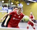 Bild: Ziegler
Im vergangenen Jahr trug Torjäger Matthias Schmidt (vorne an der Bande) noch das Trikot des SV Inter Amberg, er erzielte fünf Turniertore. Jetzt spielt er wieder für den ASV Haselmühl und könnte im Finale auf seine ehemalige Mannschaft treffen.