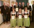 Bild: exb
Die Fensterbachtaler ehrten langjährige Vereinsmitglieder (vorne, sitzend von links): Renate Schäffer, Petra Donhauser und Annemarie Deichl. Stehend von links: 1. Schützenmeister Heiner Fraunholz, Schirmherr Ulrich Schmid, Heinz Müller, Gerhard Heldmann, Bürgermeister Alwin Märkl, Reinhard Biehler, Anton Rumpler und 1. Schützenmeister Franz Fruth.