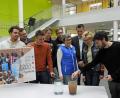 Bild: Winkler
Bei der Scheckübergabe erklärt Constantin Vogel (rechts) vom Studentenverein „Hydro Solution“, wie der Filter aus schmutzigem Wasser sauberes macht. Für die großzügige Spende dankte er der Schulfamilie der FOS/BOS.