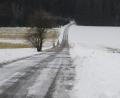 Bild: bey
Noch herrscht winterliche Idylle, im nächsten Jahr werden die Baumaschinen das Landschaftsbild beherrschen. Für den Ausbau der Gemeindeverbindungsstraße von Miesbrunn nach Reinhardsrieth (Markt Waidhaus) erhält die Stadt Pleystein als Empfängerin von Stabilisierungshilfe einen hohen Zuschuss.