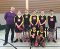 Bild: exb
Die erfolgreiche Mannschaft der Mittelschule Tirschenreuth zusammen mit Betreuer Ronald Neltz.