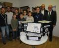 Bild: adj
Im Beisein der zuständigen Lehrer und einiger Schüler überreicht IGZ-Geschäftsführer Wolfgang Gropengießer(Zweiter von rechts) die Robotik-Baukästen an Schulleiter Anton Hochberger (rechts).