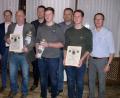 Bild: sh
Die neuen Fischerkönige und Vereinsmeister werden ausgezeichnet durch Bürgermeister Konrad Kiener (links), Vorsitzenden Markus Schwarzbauer (rechts) und seinen Stellvertreter Uwe Mußhoff (Dritter von rechts).