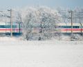 Bild: Julian Stratenschulte/dpa
Ein ICE der Deutschen Bahn fährt bei Schnee und Eis auf der Bahnstrecke Hannover-Berlin.