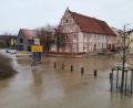 Bild: Matthias Stark/dpa
Mehr als genug Wasser steht in den Straßen von Harburg. Das Hochwasser an der Wörnitz in Schwaben hat in der Nacht zum Dienstag im Landkreis Donau-Ries die zweithöchste Meldestufe erreicht.