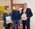 Bild: exb
Gerald Morgenstern (Mitte) überreichte die Neuauflage seines Truppenübungsplatzbuches an Bürgermeister Hans Martin Schertl (rechts) und Kulturamtsleiterin Adolfine Nitschke.