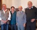Bild: nib
Michael und Erna Niedermeier (von links) bilden gemeinsam mit Vorsitzendem Alfred Neidl (rechts) die erfolgreiche Schlaggemeinschaft des Vereins "Heim zum Fensterbach". Franz Hofrichter (Zweiter von rechts) wurde für r 50 Jahre Mitgliedschaft geehrt .