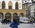 Bild: Petra Hartl
Kamerateams vor dem Amberger Rathaus. Weshalb zwei der jungen Asylbewerber keinen Wohnsitz haben, war dort aber nicht Thema.