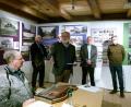 Bild: rn
Mit Saitenklängen begleitet das Duo Hollmer die Eröffnung der neuen „Taubnschuster“-Ausstellung durch Karlheinz Keck.
