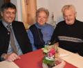 Bild: rgr
Hedwig Bräutigam bekam zu ihrem 80. Geburtstag viele gute Wünsche; unter anderen von Ehemann Georg (rechts) sowie von Bürgermeister Edgar Knobloch (links).