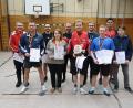 Bild: bsc
TSV-Spartenleiter Gerhard Konz (vorne links) freut sich über einen Platz auf den Siegerpodest und gratuliert den neuen Tischtennis-Ortsmeistern, Daniela Schürlein (vorne, Zweite von links) und Tobias Schultes (vorne, Dritter von links). Simon Hausknecht und Jonas Henze (vorne von rechts) gewinnen die Doppelpaarung.