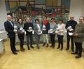 Bild: ibj
Über die gelungene Broschüre für Senioren freuen sich Hahnbachs Bürgermeister Bernhard Lindner (von links), Projektbeauftragte Sandra Deichl, Pfarrer Christian Schulz, Angelika Roderer-Bauer (Seniorenbeauftragte Marktgemeinderat), Christine Sabisch und Maria Gottschalk (Seniorenbeauftragte Gemeinde Gebenbach), Maria Koller (Seniorenbeauftragte Pfarrei Ursulapoppenricht), Erich Freisinger (Seniorenbeauftragter Pfarrei Hahnbach) und der Gebenbacher Bürgermeister Peter Dotzler.