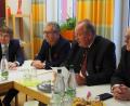 Bild: Bühner
Diskussion über Ärztemangel beim Besuch des Bezirkstagspräsidenten Franz Löffler in der Kinder- und Jugendpsychiatrischen Tagesklinik in Weiden. Mit dabei ( von links) Leitender Oberarzt Dr. Franz Hench, medbo-Vorstand Dr. Dr. Helmut Hausner, Bezirksrat Toni Dutz und Bezirkstagsvizepräsident Lothar Höher.