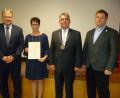 Bild: usc
Mit Alexandra Graf ehrt der Volksbund Deutsche Kriegsgräberhilfe eine fleißige Haussammlerin. Richard Reisinger, Vizepräsident des Volksbunds, überreicht die Verdienstspange in Bronze im Beisein von Bürgermeister Norbert Bücherl und Bezirksgeschäftsführer Markus Nägel (von links).