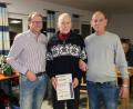 Bild: zth
Die Vorsitzenden Norbert Frank (links) und Peter Würfel (rechts) ernannten Dieter Bohnert zum Ehrenmitglied des SC Ettmannsdorf