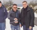 Bild: mmj
Bürgermeister Manfred Dirscherl (Mitte) mit Thomas Faltl, Servicetechniker bei Amplus (links), und Kommunalbetreuer Robert Scholz beim symbolischen Knopfdruck zur Inbetriebnahme der Glasfaser-Infrastruktur in Weiding.