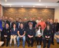 Bild: gi
Die nächsten fünf Jahre wird die Feuerwehr Moosbach von den drei Vorsitzenden Josef Hierold (vorne, Dritter von rechts), Katharina Bauer (vorne, Zweite von links) und Markus Wittmann (vorne, Dritter von links) geführt. Die Führungskräfte mit Kreisbrandrat Marc Saller (stehend, Mitte) und Bürgermeister Hermann Ach (stehend, Sechster von links) gratulieren den Gewählten.