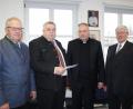 Bild: heb
Den Erlös aus dem Weihnachtskonzert in Höhe von 400 Euro übergab der Gesangverein als Spende (von links): 2. Vorsitzender Alfred Haubner, Vorsitzender Rudi Schmidt, Stadtpfarrer Georg Flierl und Chorleiter Horst Schultes.