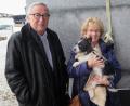 Bild: Franz-von-Assisi-Hundenothilfe
Der Präsident der Europäischen Kommission Jean-Claude Juncker und seine Frau Christiane Frising holen ihren neuen Hund Peluso bei der Hundenothilfe Vilseck ab.