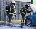Bild: za
Auch mit Schaum löschen die Feuerwehrmänner den Motorbrand.