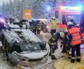 Archivbild: Gabi Schönberger
In diesem Wrack harrte der Ersthelfer am Freitag, 11. Januar, zusammen mit der eingeschlossenen Unfallfahrerin aus, bis die Rettungskräfte die junge Frau befreien konnten.