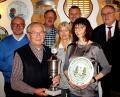 Bild: R. Kreuzer
Arnold Helgert (Zweiert von links) gewinnt das Kartellschießen. Die Vorjahressiegerin Heike Gmeiner (Dritte von rechts) übergibt die neue Scheibe, die Adi Bogner zum letzten Mal gestaltet hat.