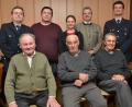 Bild: dob
Vorsitzender und Kommandant Johannes Eiberweiser (rechts) ehrt den Dorfältesten Georg Baier (vorne, Mitte) für 75 Jahre Mitgliedschaft. Adolf Gmeiner (vorne, rechts) gehört 65 Jahre dazu und Erwin Graf (vorne, links) 60 Jahre. Maria Schmidt (hinten, Mitte) und Josef Hirmer (hinten, Zweiter von links) arbeiten ab sofort in der Führung mit. Bürgermeister Andreas Wutzlhofer (hinten, Zweiter von rechts) ist begeistert über die „Altkameraden“, genauso stellvertretender Vorsitzender Franz Reil (links).