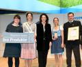 Bild: LVÖ Bayern/Christoph Assmann
Über die Friedenfelser Innovation freuen sich (von links) Cordula Rutz, Geschäftsführerin LVÖ Bayern, die bayerische Bierkönigin Carina I., Landwirtschaftsministerin Michaela Kaniber, Betina Goldbach, Thomas Schultes von der Güterverwaltung Friedenfels und LVÖ-Vorsitzender Hubert Heigl.