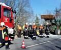 Bild: jml
Kleine Ursache, große Wirkung. 3 Feuerwehren rücken mit gut 30 Mann zu einem Schwelbrand unter der Traktor-Motorhaube aus. Die Zugmaschine blieb auf der Staatsstraße von Weiden nach Hirschau stehen.