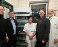 Bild: Hirsch
Fördervereinsvorsitzender Andreas Wopperer (Zweiter von rechts) und sein Stellvertreter Andreas Betzlbacher (links) übergaben an die Laborleiterin des St. Barbara-Krankenhauses, Silvia Maier (Mitte), einen neuen Blutkonserven-Kühlschrank. Für den Klinikträger bedankten sich Dr. Detlef Schoenen (rechts) und Michael Enzmann (Zweiter von links).