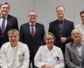 Bild: tr
Die Ärzte des MVZ Stiftland gGMBH, stehend von links: Dr. Michael Rüth, Professor Rudolf Ascherl, Dr. Elmar Baumer, Dr. Jens Uwe Tauchert und Dr. Svend Hofmann sowie sitzend von links: Dr. Torsten Friese, Dr. Kai Wolfram, Dr. Alexandra Barthmann und Dr. Peter Höhn.