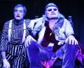 Bild: Alba Falchi
Der Diener Clov (Paul Kaiser) und sein Herr Hamm (Martin Hofer) agieren in Samuel Becketts "Endspiel" im Regensburger Turmtheater mit Leidenschaft und großem Ausdruck.
